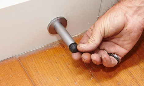 Installation de bouchon de porte