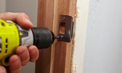 Installation de poignée de porte en acier inoxydable