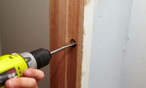 Installation de poignée de porte en acier inoxydable