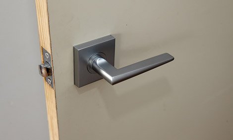 Installation de poignée de porte en acier inoxydable