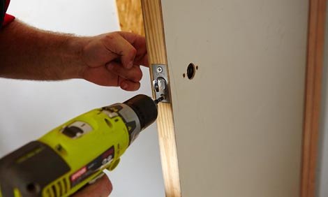 Installation de poignée de porte en acier inoxydable