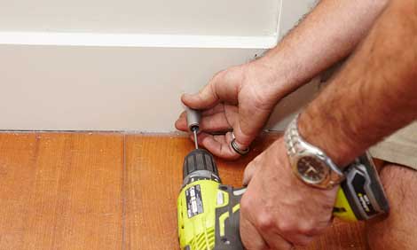 Installation de bouchon de porte
