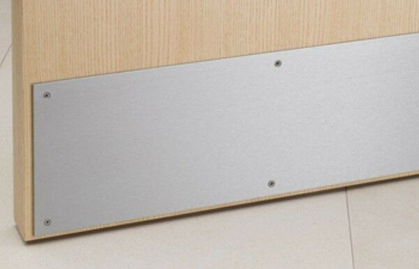 Plaques de coups de pied