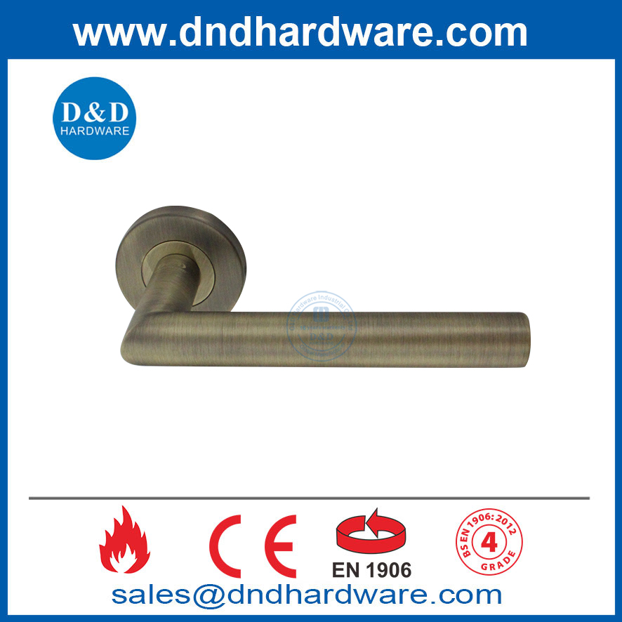 Poignée de porte en laiton antique